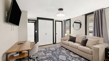 Televisor intel·ligent, videojocs, llibres i oficines