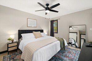 5 Schlafzimmer, Schreibtisch, Bügeleisen/Bügelbrett, Reisekinderbett