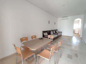 Family Double Room, City View | Living area