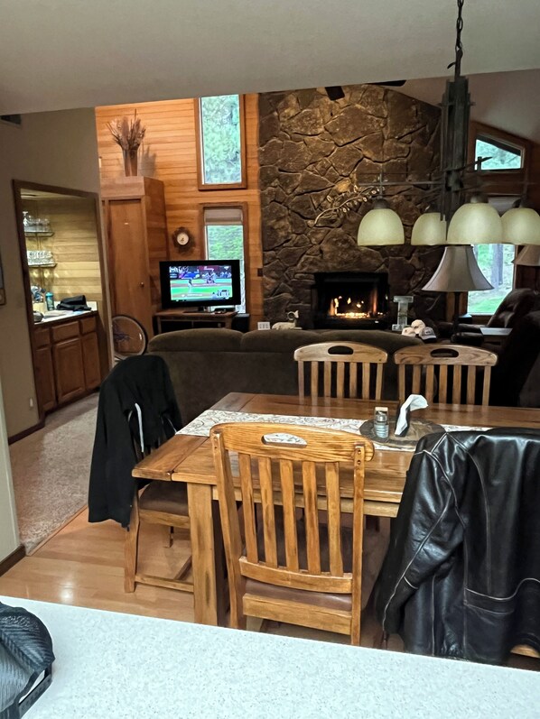 Dining - Lovely 2-bedroom condo with WiFi in the beautiful Sunriver near Bend (Bend)