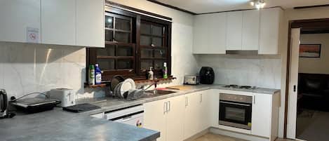 Refrigerador, microondas, horno y parrilla de estufa