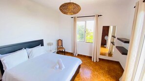 4 bedrooms, iron/ironing board, WiFi, bed sheets