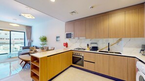 Frigorífico, microondas, horno y placa de cocina