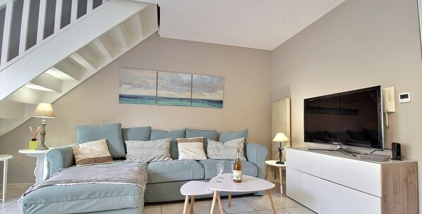 Una televisión, un reproductor de DVD, libros