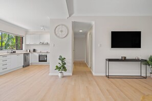 冷蔵庫、電子レンジ、オーブン、コンロ