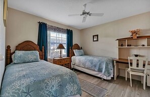 3 bedrooms, iron/ironing board, WiFi, bed sheets - Enjoy lake views from the lanai. Charming 3-bdr home in quiet Deep Creek sub. (Punta Gorda)