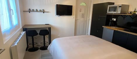 1 chambre, fer et planche Ă repasser, Wi-Fi gratuit, draps fournis