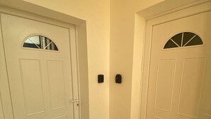 Twee witte deuren met de cijfers 30 en 17 erboven, wat duidt op appartementnummers.