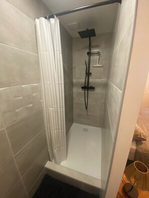 Hair dryer, soap, toilet paper - Self-contained, private accommodation in Fos sur Mer (Fos-sur-Mer)