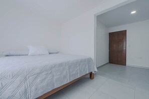 3 bedrooms, desk, iron/ironing board, WiFi (free)