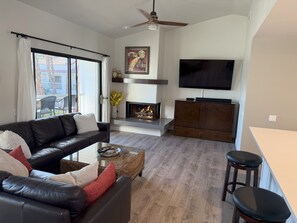 Smart TV, fireplace, books, stereo - Newly Updated Tennis Villa Next to La Quinta Resort ~ Clay court view! (La Quinta)