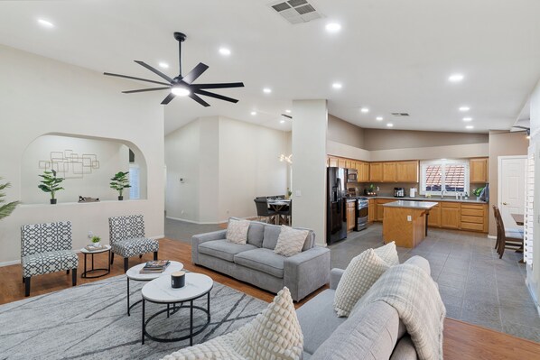 Smart TV, futbolito, libros, estéreo