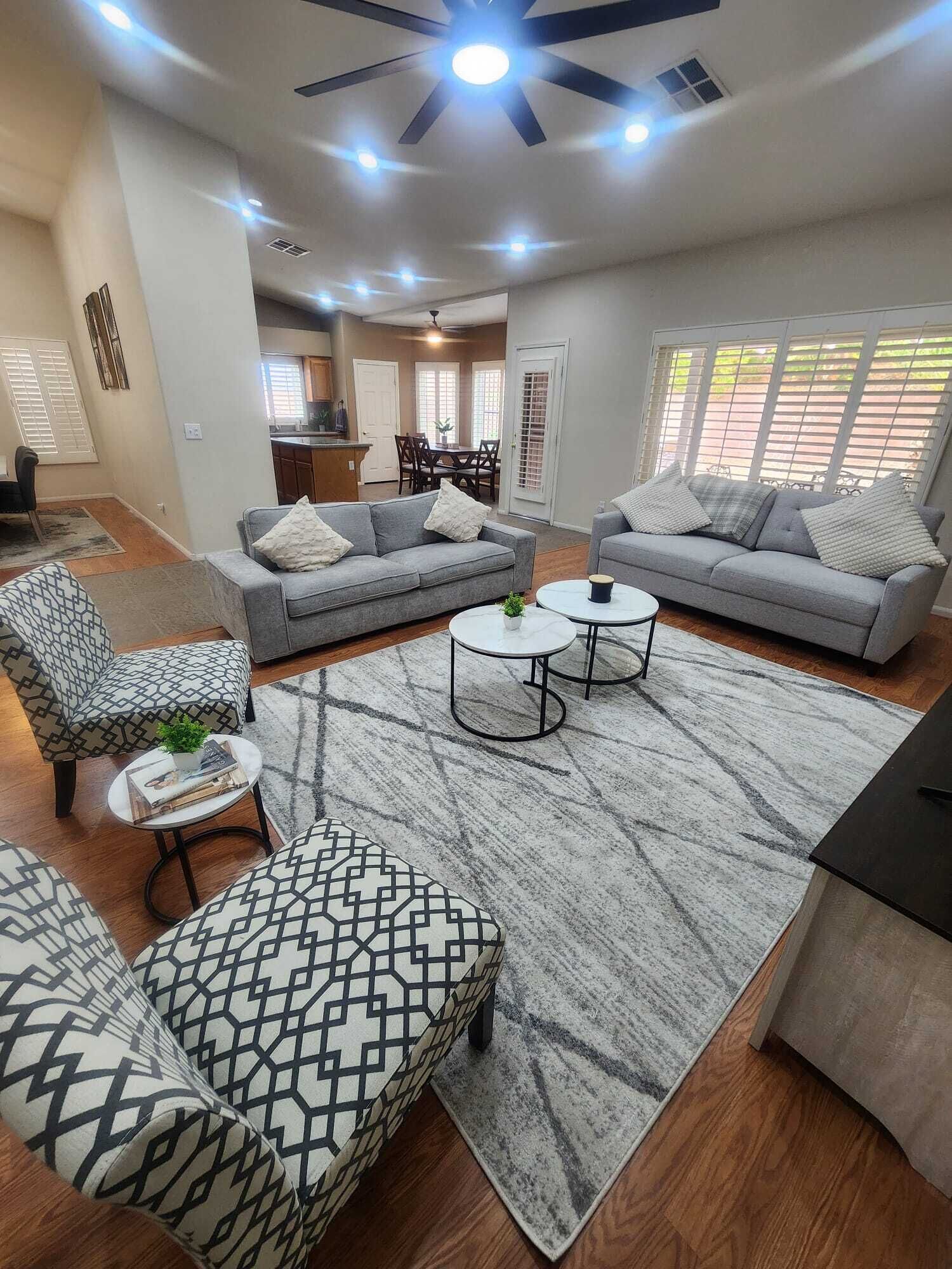 Smart-tv, tafelvoetbal, boeken en een stereo