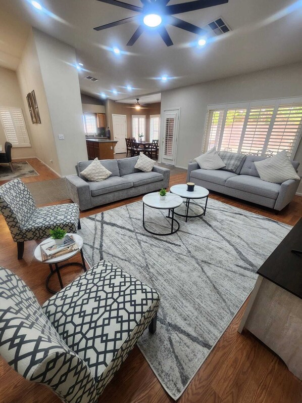 Téléviseur connecté, table de baby-foot, livres, chaîne audio