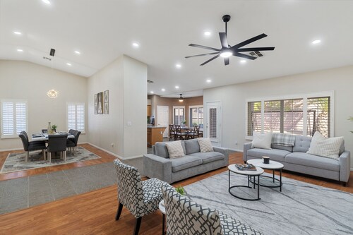 Bold Blue Retreat 3Bd 3Bath Henderson with WiFi, AC