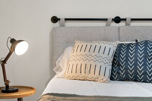 4 bedrooms, iron/ironing board, free WiFi, bed sheets - Charming & Bright W Lounging Pool (Round Rock)