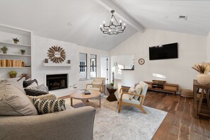 Superior-Haus, 4 Schlafzimmer, Nichtraucher, eigener Pool | Wohnbereich | 57-Zoll-Smart-TV mit Digitalempfang