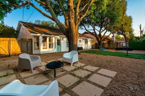 Terrace/patio - Charming & Bright W Lounging Pool (Round Rock)