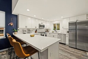 Fridge, microwave, oven, stovetop - 5 mi to Park|Hot Tub|EV2|King Beds|Fire Pit (Ashford,)