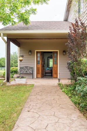 Exterior - Hailey's Cottage on Small Farm-16 minutes to Silos (Waco)