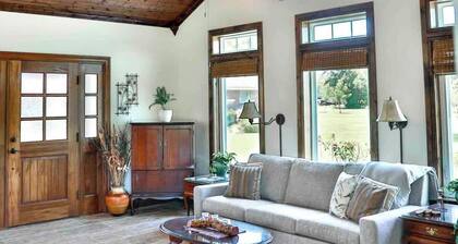 Hailey's Cottage on Small Farm-16 minutes to Silos