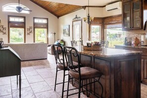 Interior - Hailey's Cottage on Small Farm-16 minutes to Silos (Waco)