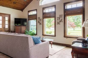 TV, books - Hailey's Cottage on Small Farm-16 minutes to Silos (Waco)