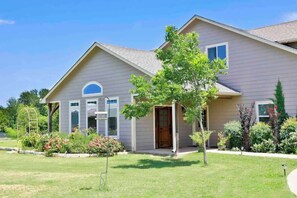 Exterior - Hailey's Cottage on Small Farm-16 minutes to Silos (Waco)