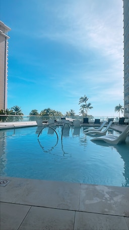 Waikiki ocean view studio, easy walk to beach, shopping, restaurants