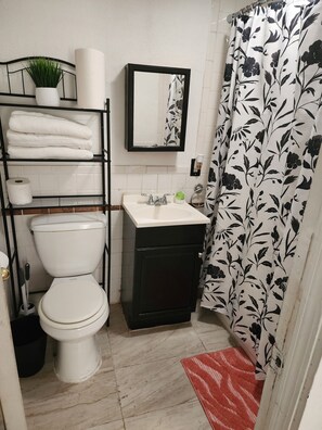 Towels, soap, toilet paper - Charming 2bedroom home in wonderful Los Angeles with WiFi/AC and minutes to LAX. (Los Angeles)