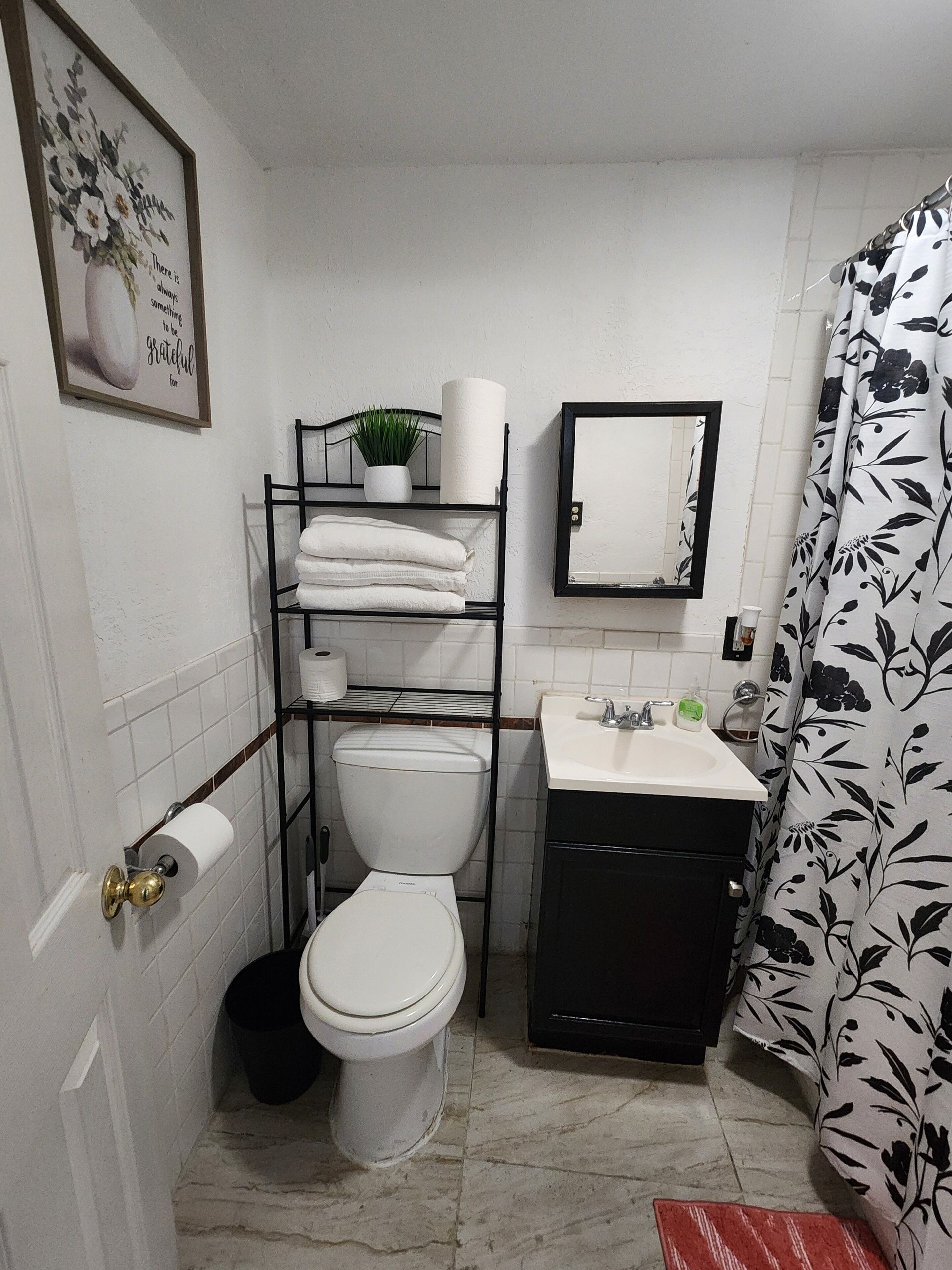 Toallas, jabón, papel de baño 