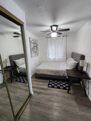 2 bedrooms, WiFi, bed sheets - Charming 2bedroom home in wonderful Los Angeles with WiFi/AC and minutes to LAX. (Los Angeles)