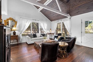 Smart TV, fireplace - Blanco River Cabin | Hot Tub & Firepit (Wimberley)