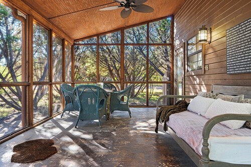 Blanco River Cabin | Hot Tub & Firepit