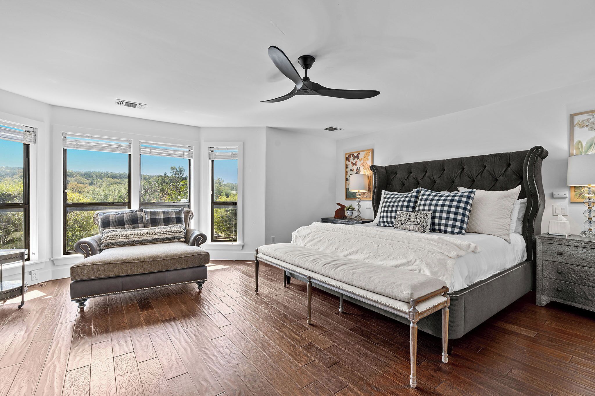 5 habitaciones, tabla de planchar con plancha, cuna de viaje y wifi 