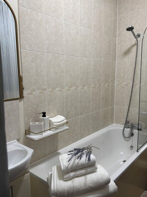 Haartrockner, Handtücher, Seife, Toilettenpapier