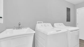 Dusch, hårtork, handdukar och tvål