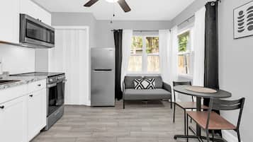 Kylskåp, mikrovågsugn, ugn och spishäll