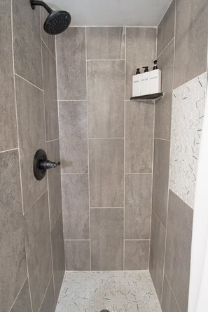 Dusche, Haartrockner, Handtücher, Seife