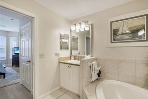 Shower, hair dryer, towels, soap - Charming 2-bedroom Coastal designed condo with WiFi, AC in delightful Naples (Naples)