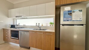 Kühlschrank, Mikrowelle, Herdplatte, Geschirrspüler