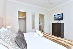 2 bedrooms, iron/ironing board, free WiFi, bed sheets