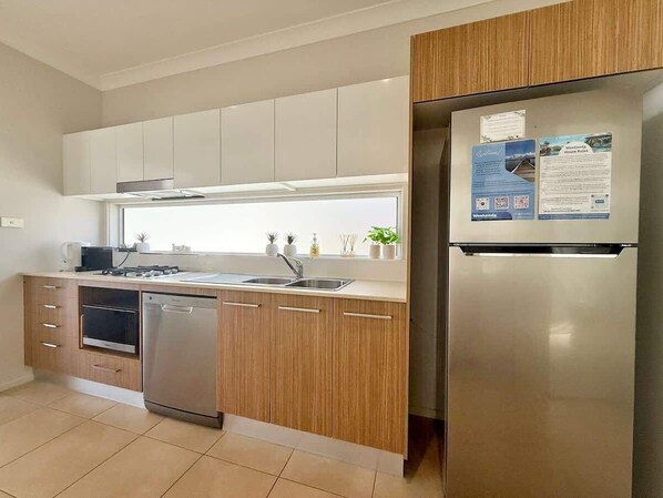 Coffee/tea maker, fridge, microwave, stovetop