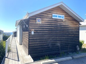 Una cabaña de madera con un letrero que indica Azure Tides y el número 53.
