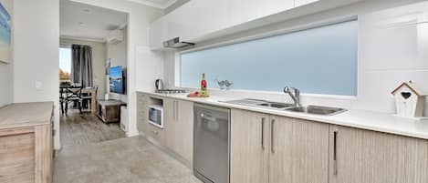 Fridge, microwave, stovetop, dishwasher