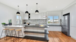 Een koelkast, een microgolfoven, een oven, een kookplaat