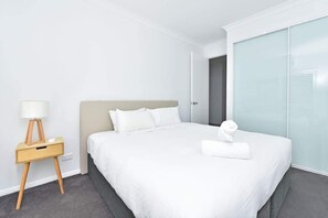 4 bedrooms, desk, WiFi (free), bed sheets