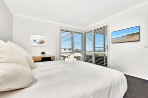 4 bedrooms, desk, free WiFi, bed sheets