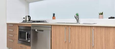 Fridge, microwave, stovetop, dishwasher
