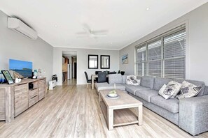 Smart TV, offices - Mariner's Rest at Caves Beach Villas (Caves Beach)